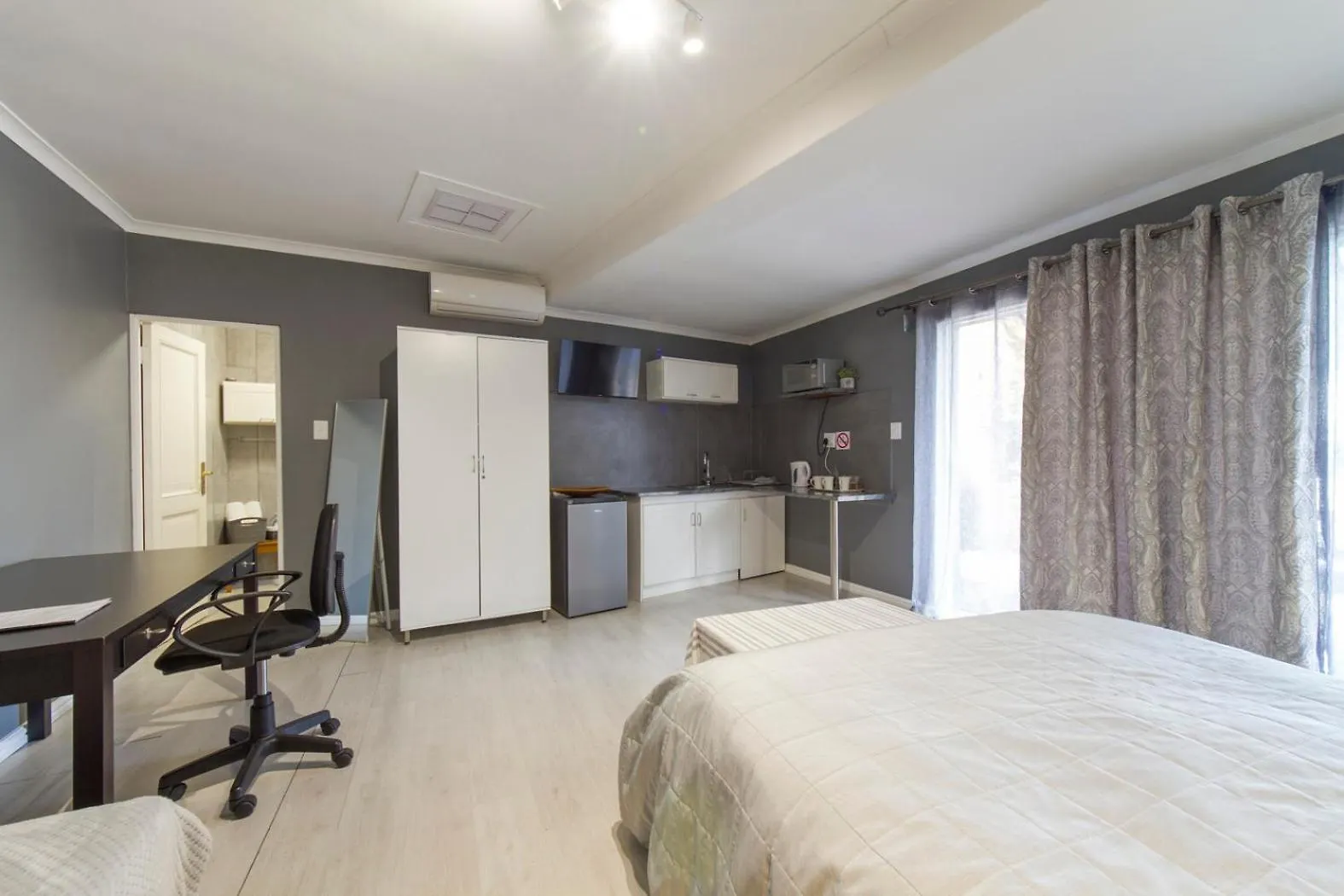 @Abelia Guest House サマーセット・ウェスト